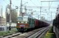 UZ WL80-445 passes Kyivska Rusanivka (UA) in the Kiev (UA) suburbs with a 54 car freight train from Kiev Alma (UA) to nearby Darnytsia-Deso (UA) freight yard on 29 April 2005.