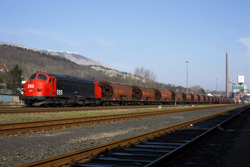 Erfurter Bahnservice MY 1131 is put in front of a rake of covered hoppers for the photo at Heringen on 27 February 2016.