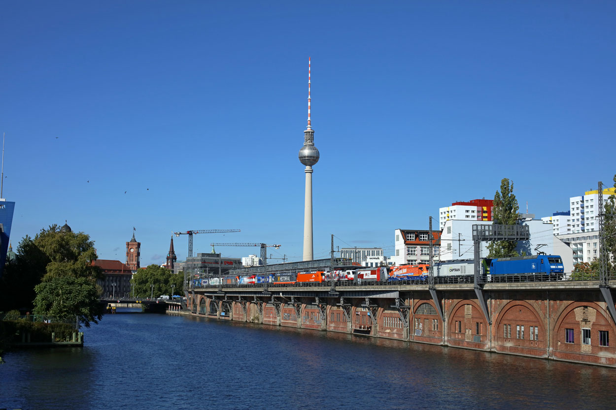 Press 145 030 + Captrain 159 103 + IGE 185 685 + IGE 185 678 + RCA 189 286 + Arcelor 145-CL 001 + Hector Rail 241 007 + boxXpress.de 193 536 + RheinCargo 185 350 + hvle 159 001 +
Lineas 186 258 + Metrans 187 511 + EGP 192 104 + SBB Cargo International 193 518 (+ RTB Cargo 186 423 + LTE 193 232 + TXL 193 996 + ecco rail 186 531 + e.g.o.o. 192 001 + Press 285 104) at Berlin Jannowitzbrcke on 28 September 2020.